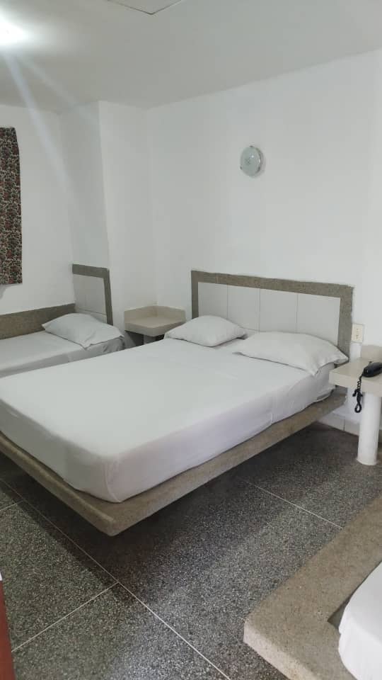 Habitación matrimonial + tres camas individuales