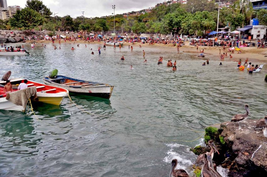 Banistas-y-pesacadores-comparten-la-playa-A-del-paseo-de-Macuto-Vargas.-Foto-C.-Sojo-abril-2018